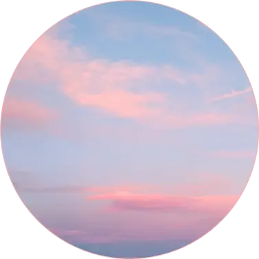 Planet mit rosa Wolken auf blauem Himmel